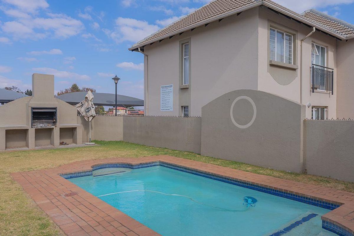 Perfect lock up & go or starter home, with a great location close to major highways and amenities. - Photo 3