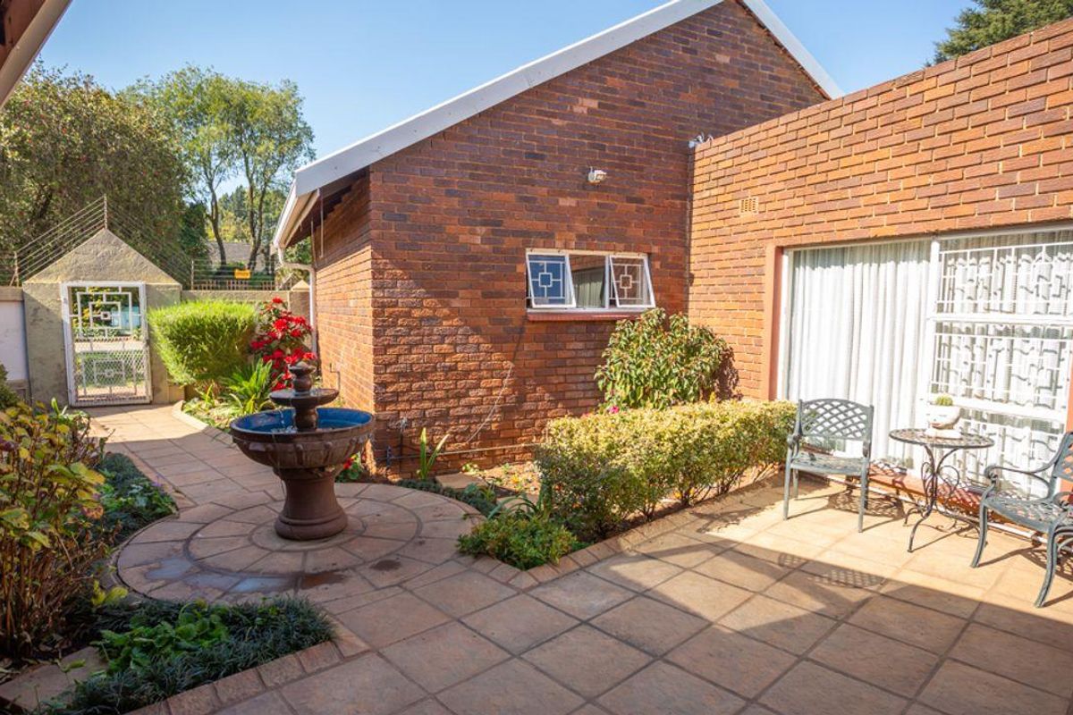 Stacked to the rafters with extras, we bring you this stunning 5 bedroom family home, manicured and - Photo 4