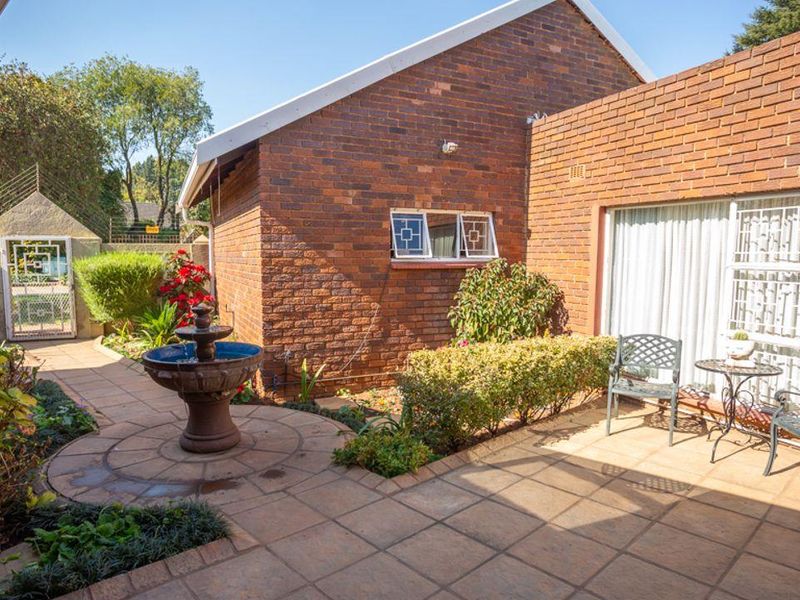 Stacked to the rafters with extras, we bring you this stunning 5 bedroom family home, manicured and - Photo 4