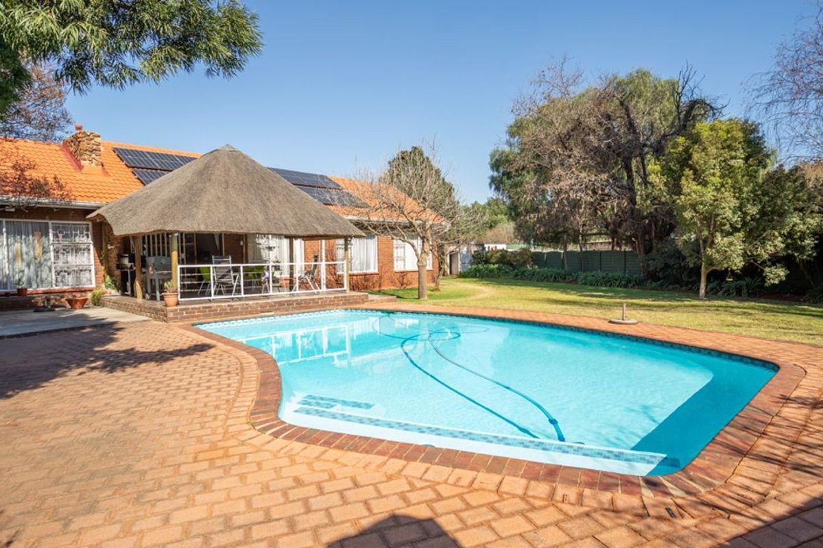 Stacked to the rafters with extras, we bring you this stunning 5 bedroom family home, manicured and - Photo 2