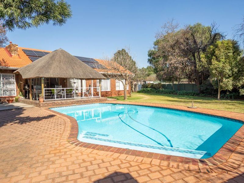 Stacked to the rafters with extras, we bring you this stunning 5 bedroom family home, manicured and - Photo 2