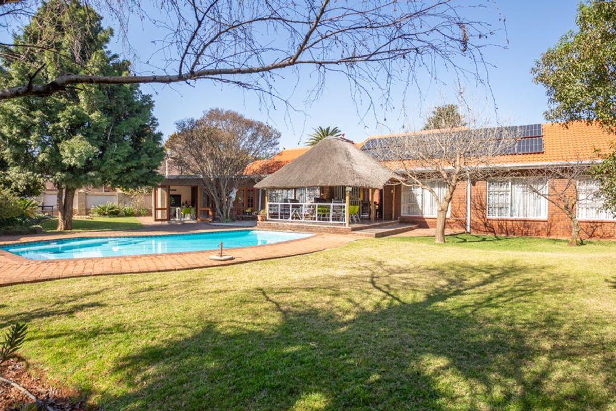 Stacked to the rafters with extras, we bring you this stunning 5 bedroom family home, manicured and - Photo 5