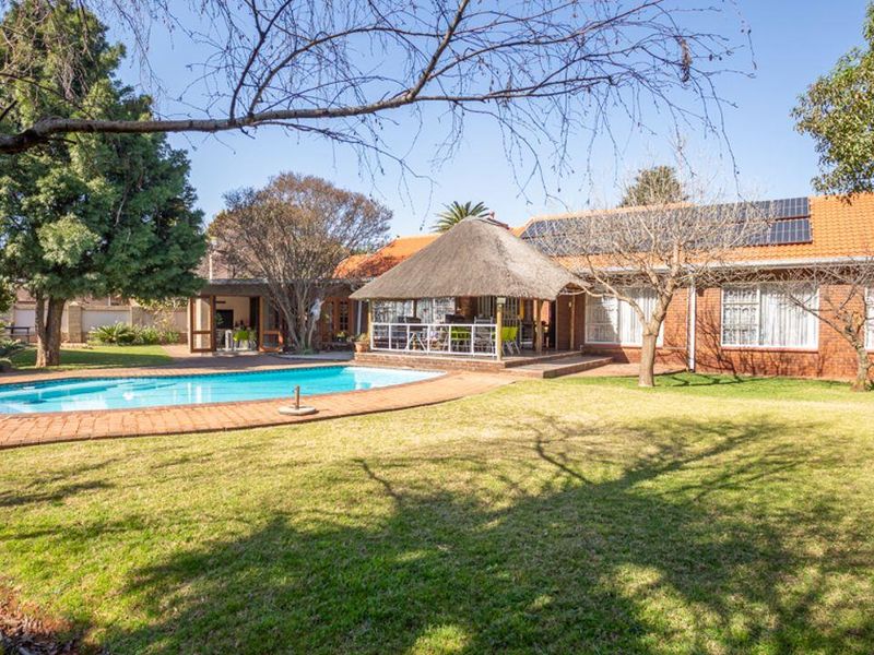 Stacked to the rafters with extras, we bring you this stunning 5 bedroom family home, manicured and - Photo 5