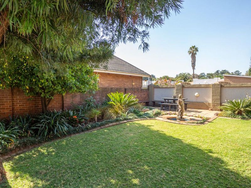 Stacked to the rafters with extras, we bring you this stunning 5 bedroom family home, manicured and - Photo 8