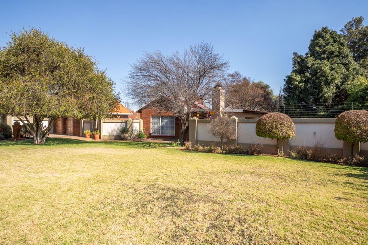 Stacked to the rafters with extras, we bring you this stunning 5 bedroom family home, manicured and - Photo 3