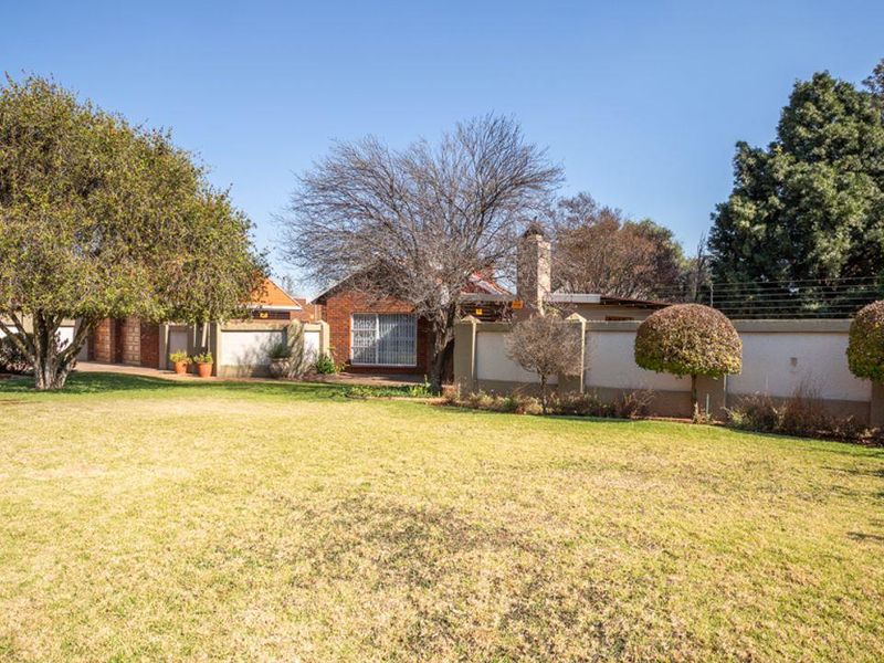 Stacked to the rafters with extras, we bring you this stunning 5 bedroom family home, manicured and - Photo 3