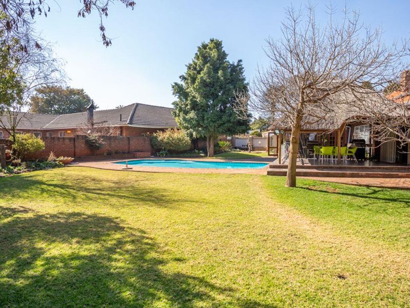 Stacked to the rafters with extras, we bring you this stunning 5 bedroom family home, manicured and - Photo 6