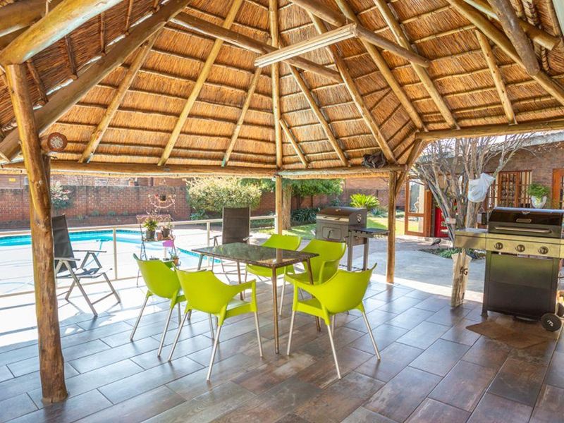 Stacked to the rafters with extras, we bring you this stunning 5 bedroom family home, manicured and - Photo 7