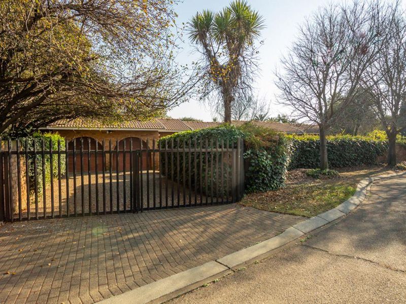 Peace of mind with this Stunning face brick family home now for sale in Selcourt enclosed, private C - Photo 6