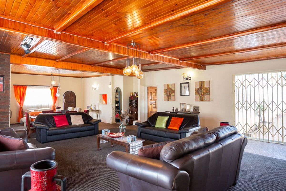 Stunning 4 bedroom family home nestled in the prime area of Kenleaf , with full flat and ample garag - Photo 5