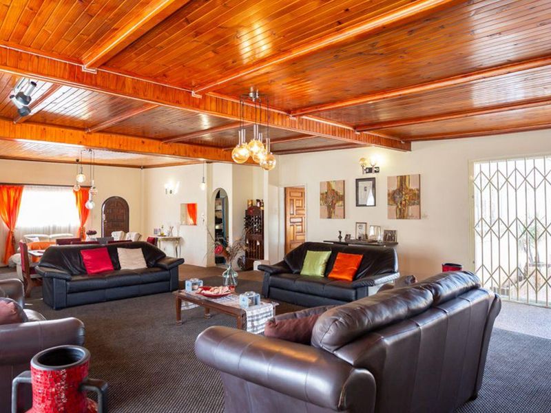 Stunning 4 bedroom family home nestled in the prime area of Kenleaf , with full flat and ample garag - Photo 5