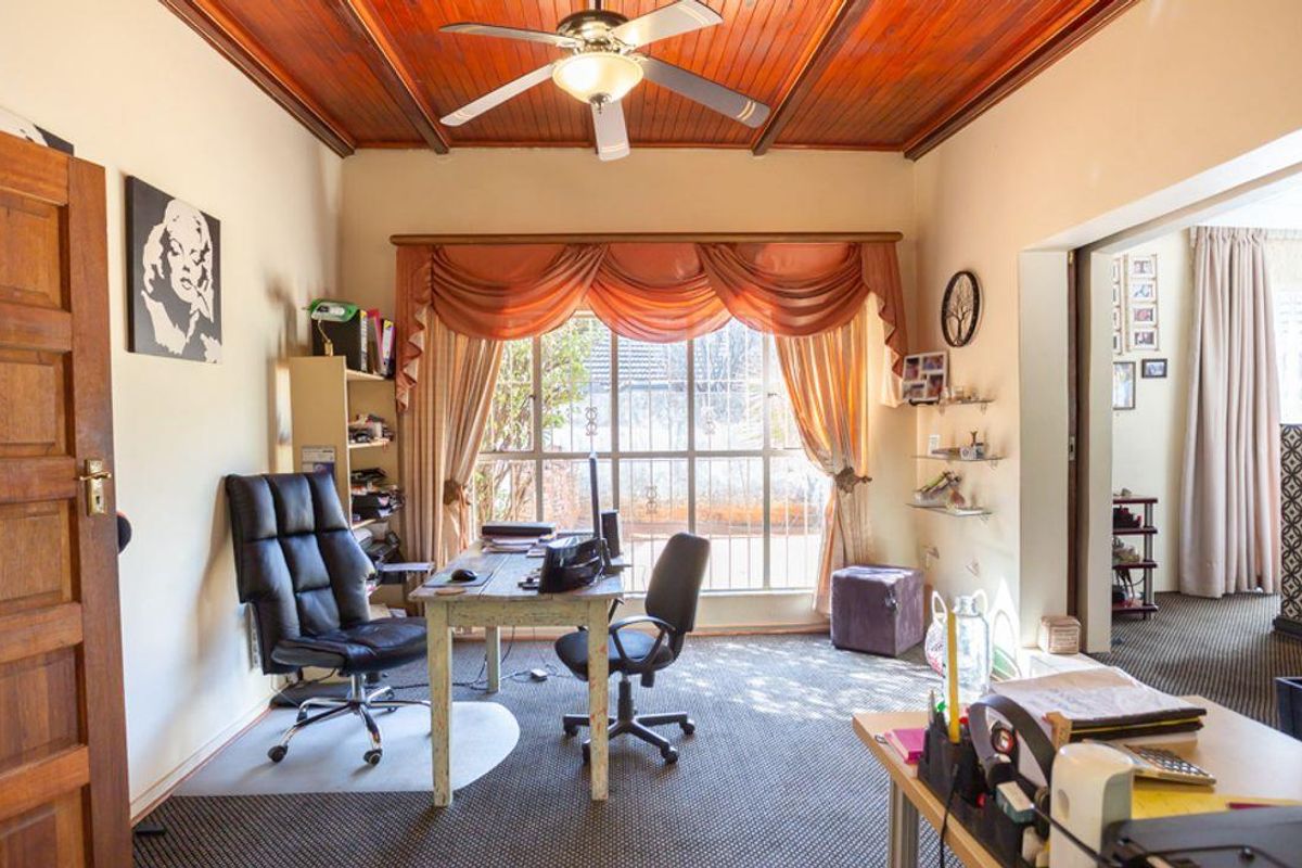 Stunning 4 bedroom family home nestled in the prime area of Kenleaf , with full flat and ample garag - Photo 4