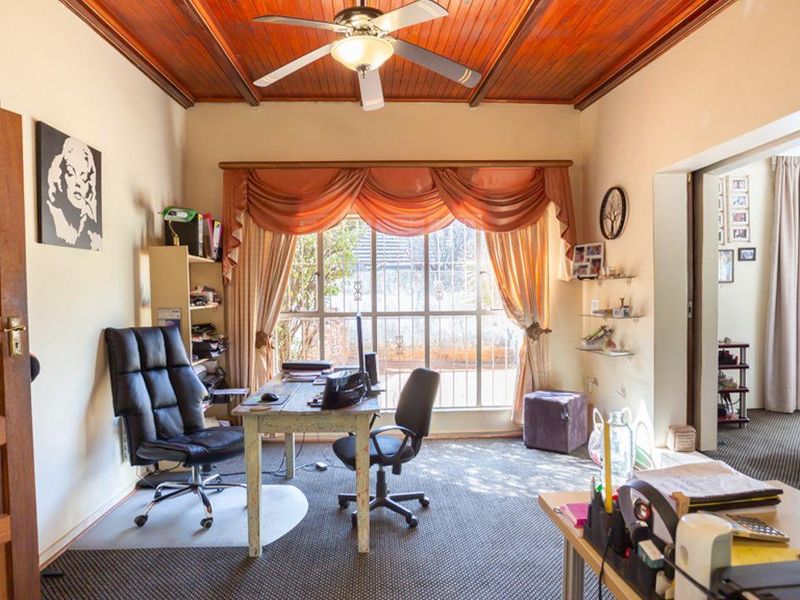 Stunning 4 bedroom family home nestled in the prime area of Kenleaf , with full flat and ample garag - Photo 4