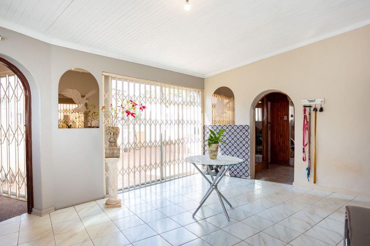 Stunning 4 bedroom family home nestled in the prime area of Kenleaf , with full flat and ample garag - Photo 3