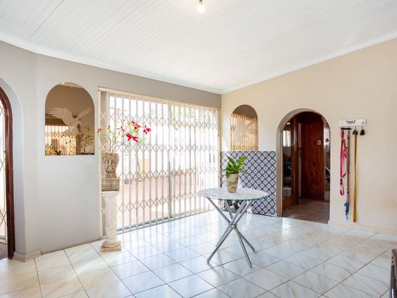 Stunning 4 bedroom family home nestled in the prime area of Kenleaf , with full flat and ample garag - Photo 3