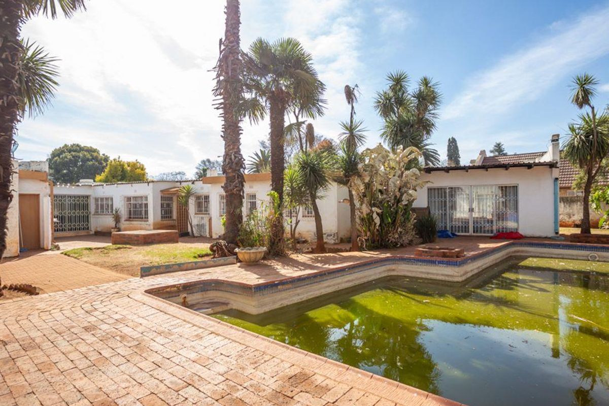 Stunning 4 bedroom family home nestled in the prime area of Kenleaf , with full flat and ample garag - Photo 2