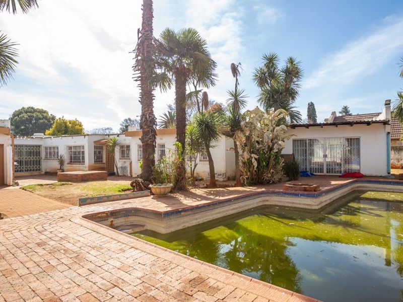 Stunning 4 bedroom family home nestled in the prime area of Kenleaf , with full flat and ample garag - Photo 2