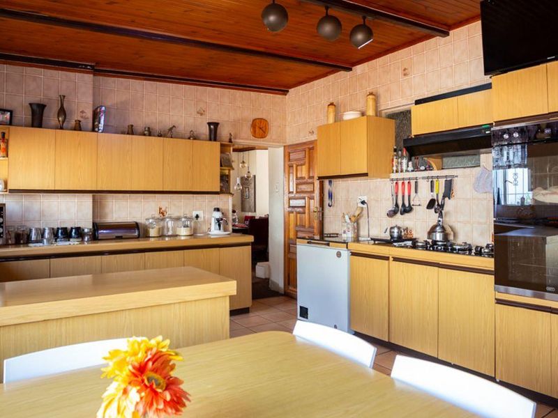 Stunning 4 bedroom family home nestled in the prime area of Kenleaf , with full flat and ample garag - Photo 9