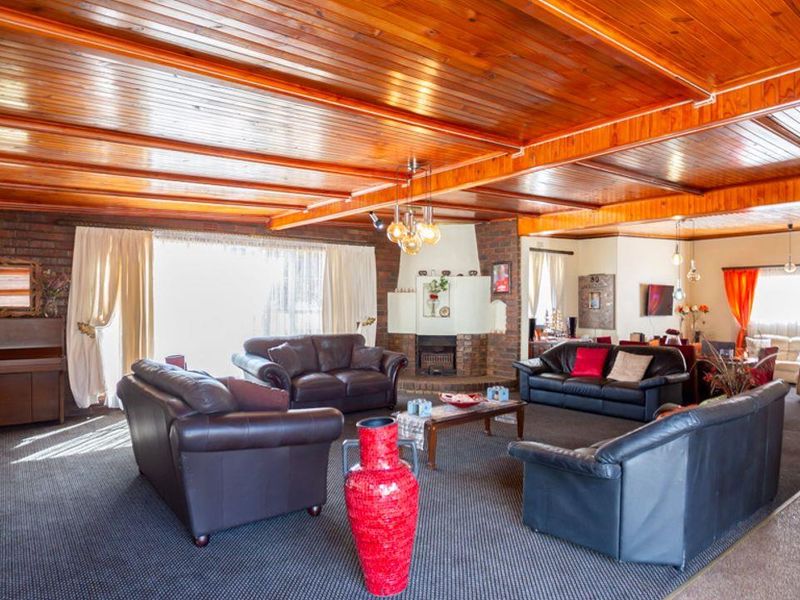 Stunning 4 bedroom family home nestled in the prime area of Kenleaf , with full flat and ample garag - Photo 6