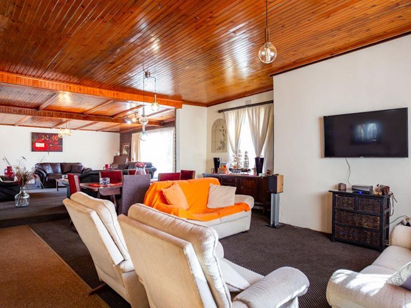 Stunning 4 bedroom family home nestled in the prime area of Kenleaf , with full flat and ample garag - Photo 7