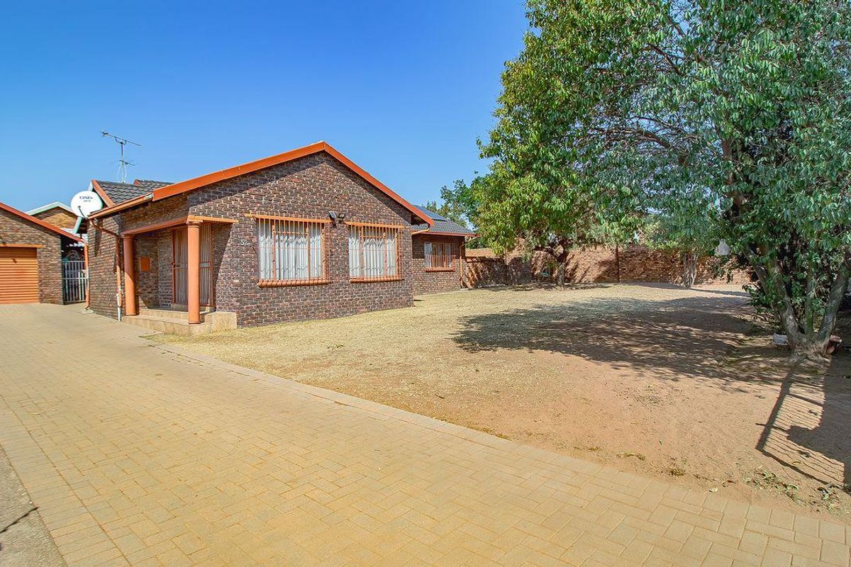 New to the market! Move-in-ready 3 bedroom 2 bathroom family home, found in the popular Dalpark neig - Photo 2