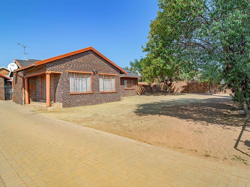 New to the market! Move-in-ready 3 bedroom 2 bathroom family home, found in the popular Dalpark neig - Photo 2