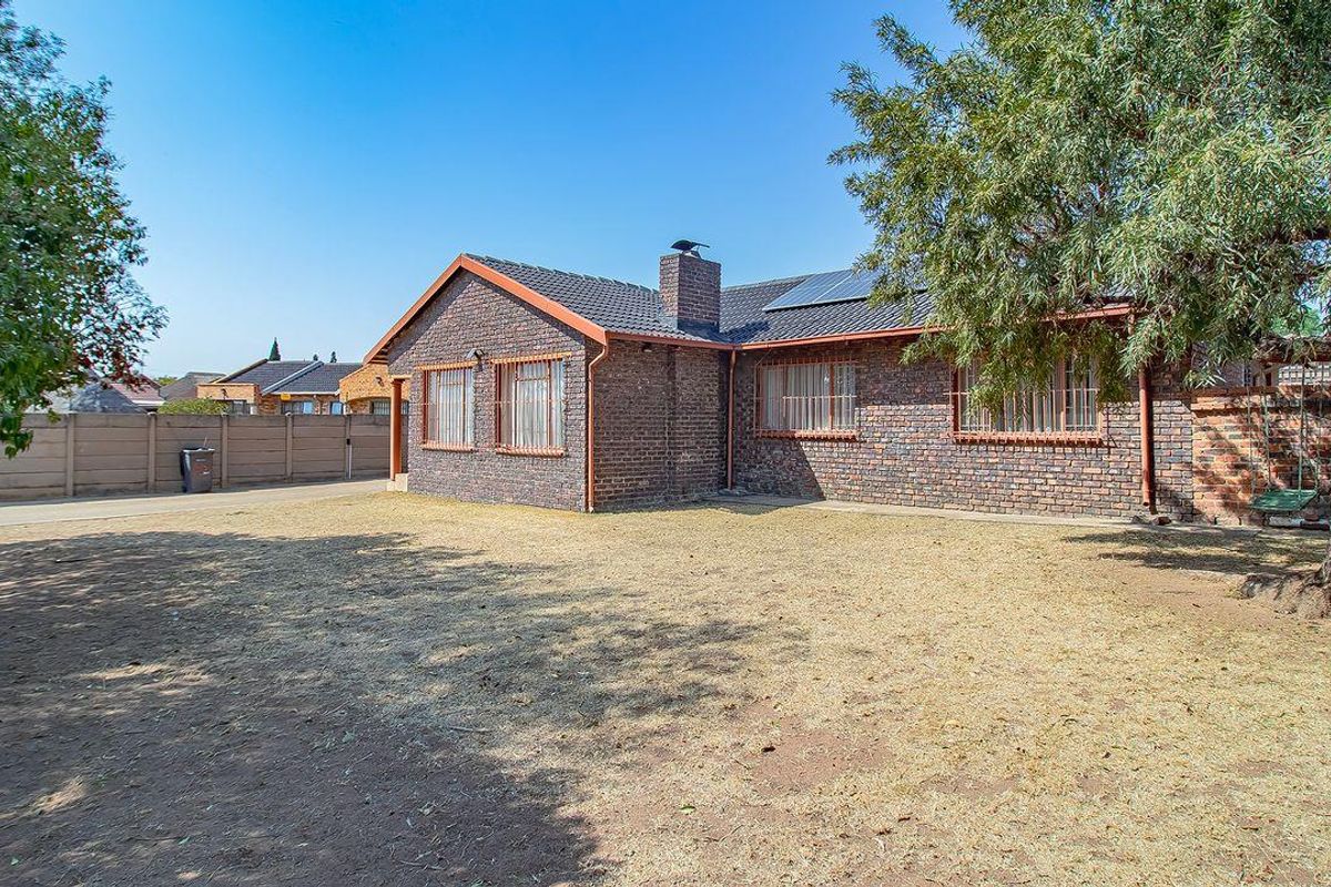 New to the market! Move-in-ready 3 bedroom 2 bathroom family home, found in the popular Dalpark neig - Photo 3