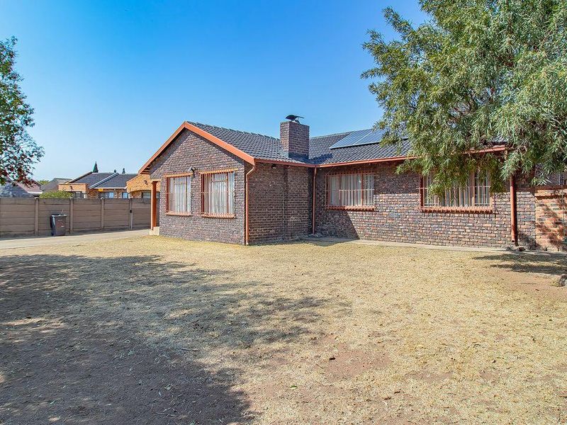 New to the market! Move-in-ready 3 bedroom 2 bathroom family home, found in the popular Dalpark neig - Photo 3