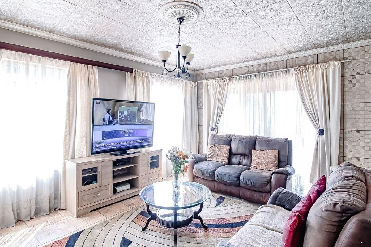 New to the market! Move-in-ready 3 bedroom 2 bathroom family home, found in the popular Dalpark neig - Photo 5