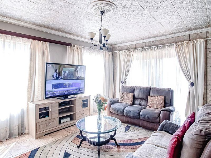 New to the market! Move-in-ready 3 bedroom 2 bathroom family home, found in the popular Dalpark neig - Photo 5