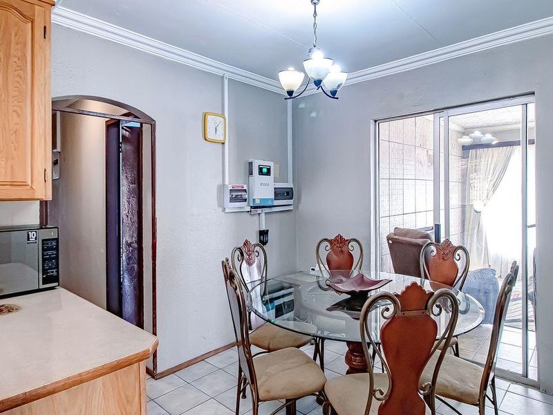 New to the market! Move-in-ready 3 bedroom 2 bathroom family home, found in the popular Dalpark neig - Photo 10