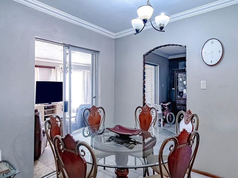 New to the market! Move-in-ready 3 bedroom 2 bathroom family home, found in the popular Dalpark neig - Photo 9