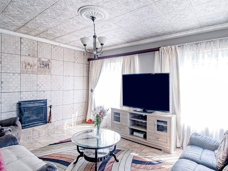 New to the market! Move-in-ready 3 bedroom 2 bathroom family home, found in the popular Dalpark neig - Photo 6