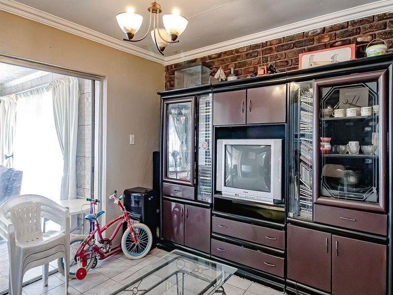 New to the market! Move-in-ready 3 bedroom 2 bathroom family home, found in the popular Dalpark neig - Photo 8