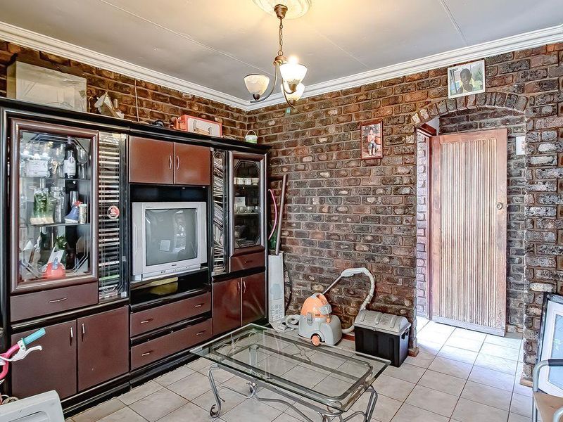 New to the market! Move-in-ready 3 bedroom 2 bathroom family home, found in the popular Dalpark neig - Photo 7