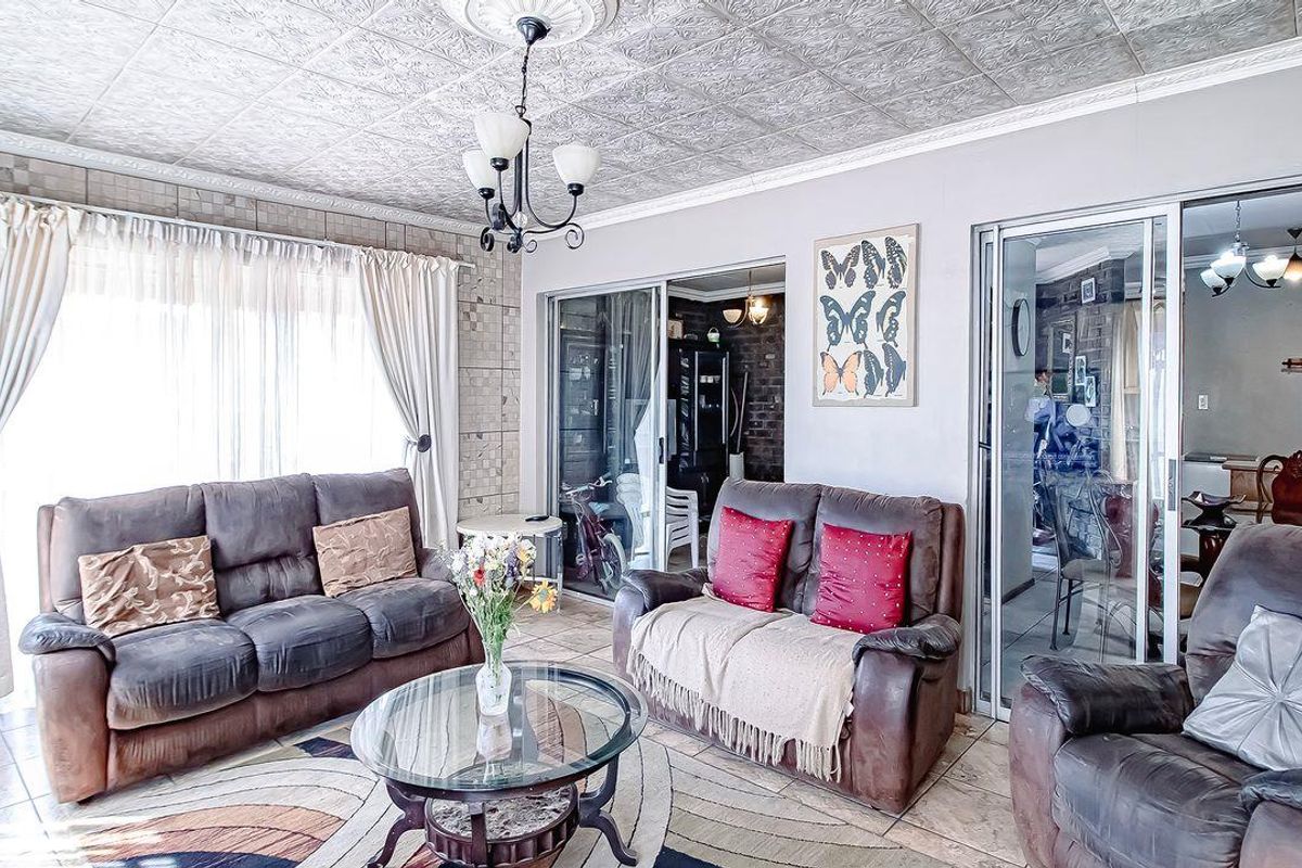 New to the market! Move-in-ready 3 bedroom 2 bathroom family home, found in the popular Dalpark neig - Photo 4