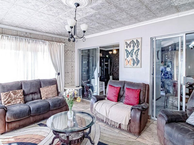 New to the market! Move-in-ready 3 bedroom 2 bathroom family home, found in the popular Dalpark neig - Photo 4