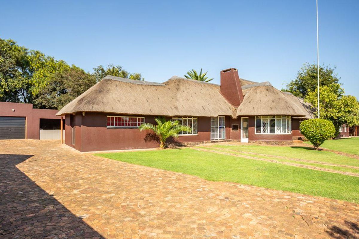 UNIQUE! Stunning 4 bedroom 3 bathroom home proudly positioned on 1867sqm of land. Do not miss out! - Photo 5