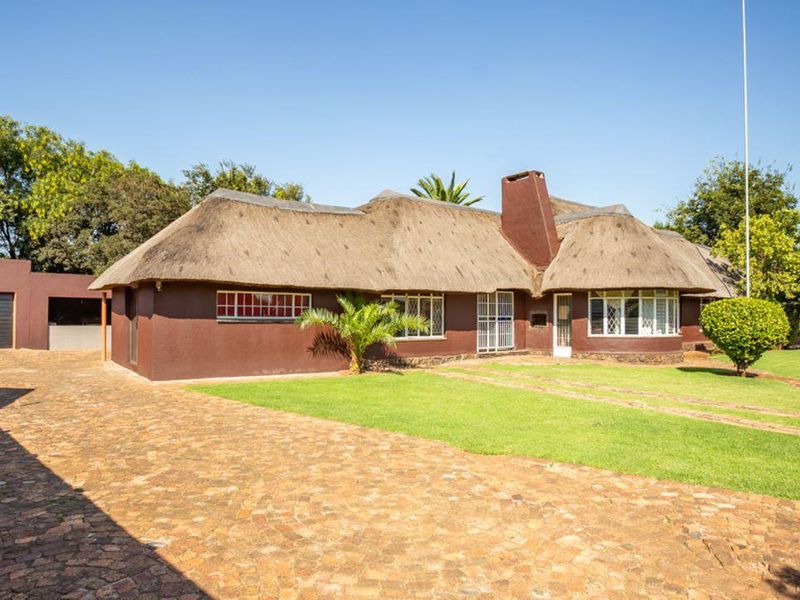 UNIQUE! Stunning 4 bedroom 3 bathroom home proudly positioned on 1867sqm of land. Do not miss out! - Photo 5