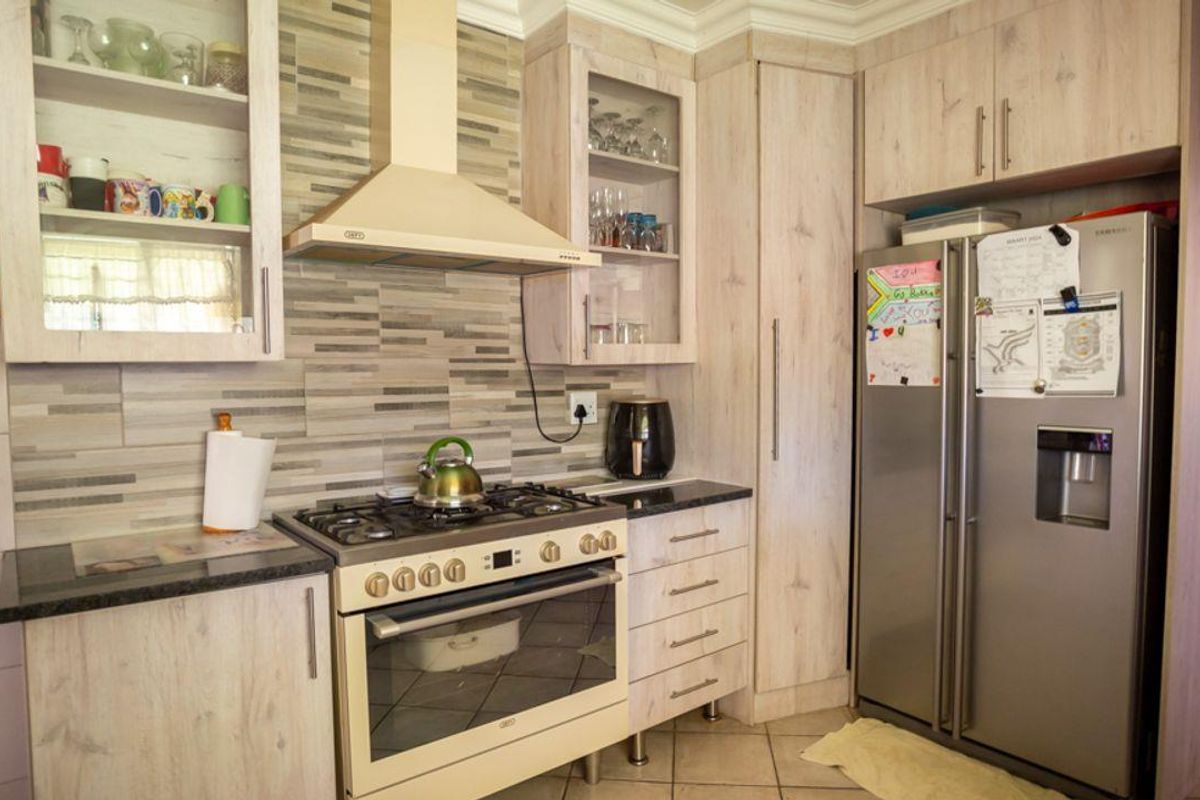 UNIQUE! Stunning 4 bedroom 3 bathroom home proudly positioned on 1867sqm of land. Do not miss out! - Photo 3