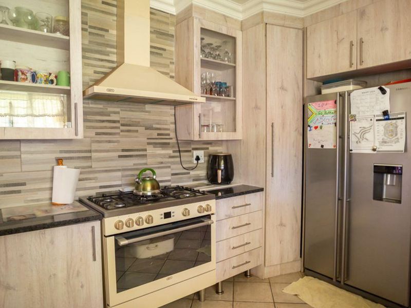 UNIQUE! Stunning 4 bedroom 3 bathroom home proudly positioned on 1867sqm of land. Do not miss out! - Photo 3