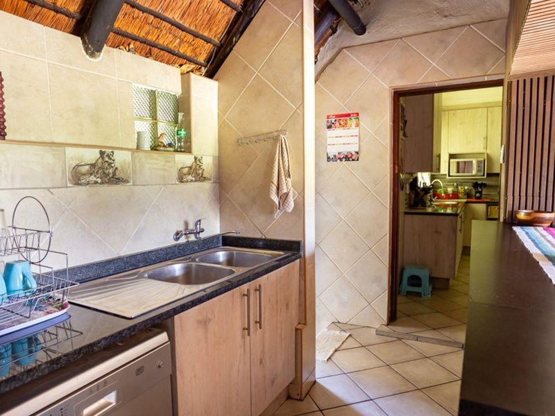 UNIQUE! Stunning 4 bedroom 3 bathroom home proudly positioned on 1867sqm of land. Do not miss out! - Photo 4