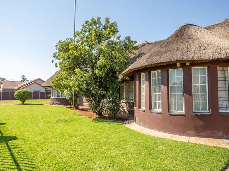 UNIQUE! Stunning 4 bedroom 3 bathroom home proudly positioned on 1867sqm of land. Do not miss out! - Photo 9