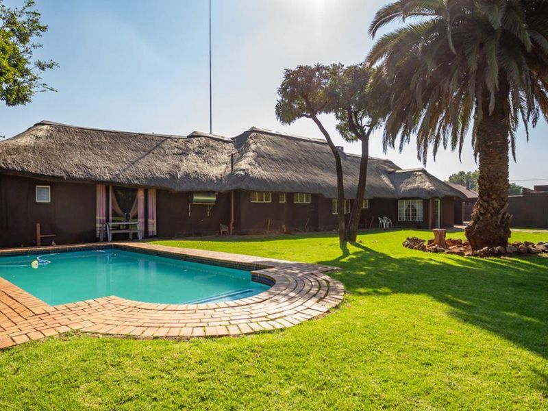 UNIQUE! Stunning 4 bedroom 3 bathroom home proudly positioned on 1867sqm of land. Do not miss out! - Photo 8