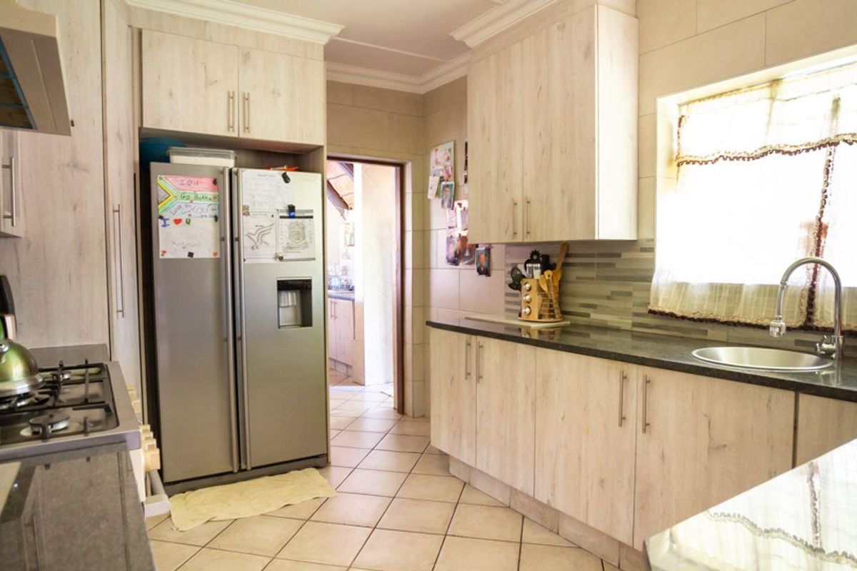 UNIQUE! Stunning 4 bedroom 3 bathroom home proudly positioned on 1867sqm of land. Do not miss out! - Photo 2