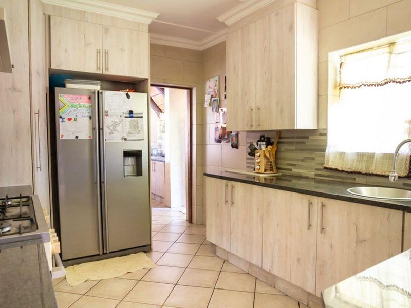 UNIQUE! Stunning 4 bedroom 3 bathroom home proudly positioned on 1867sqm of land. Do not miss out! - Photo 2