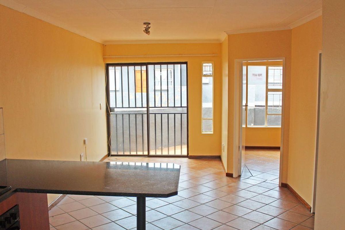 Bargain Alert!! Perfect starter home or lock up & go, located close to major highways, schools and a - Photo 3