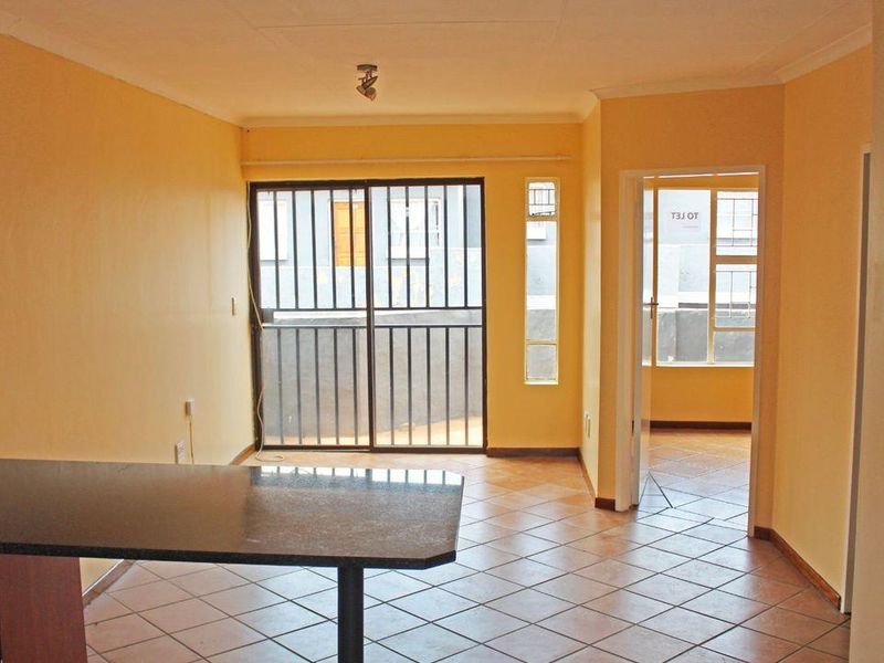 Bargain Alert!! Perfect starter home or lock up & go, located close to major highways, schools and a - Photo 3