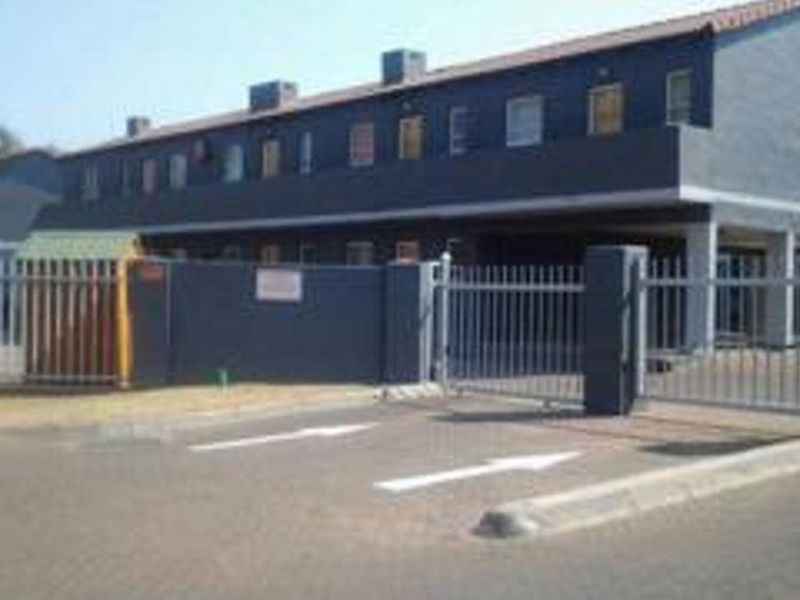 Bargain Alert!! Perfect starter home or lock up & go, located close to major highways, schools and a - Photo 10