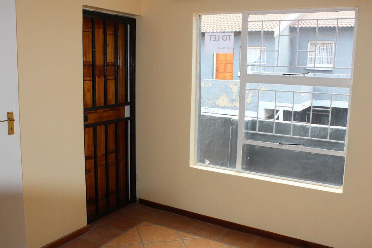 Bargain Alert!! Perfect starter home or lock up & go, located close to major highways, schools and a - Photo 5